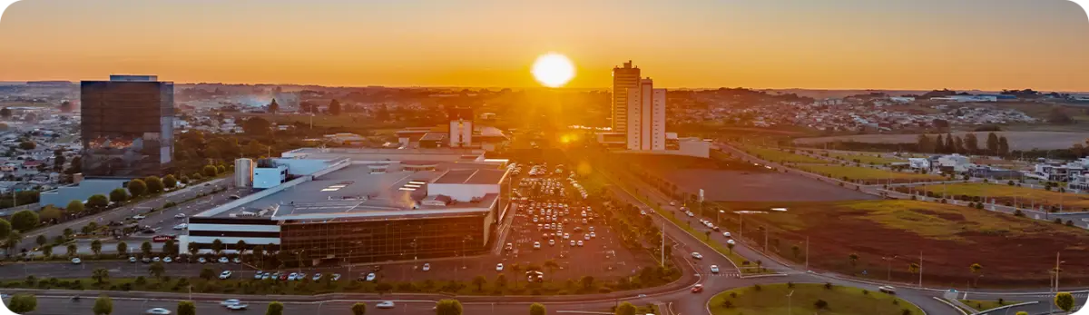 Vista aérea da Cidade dos Lagos ao pôr do sol